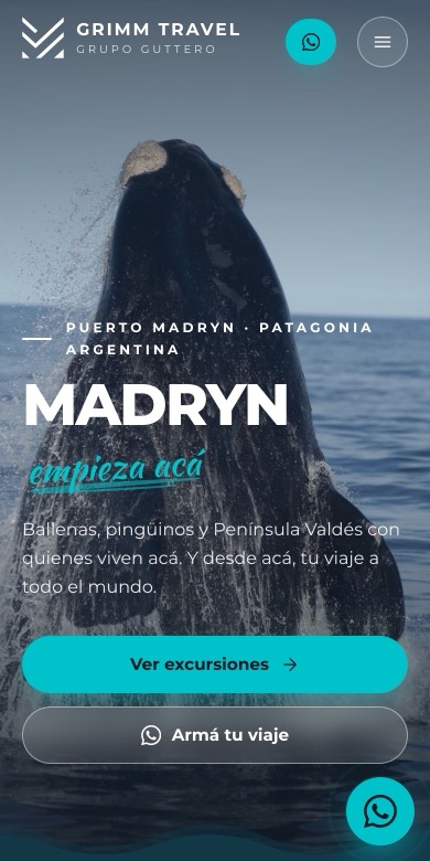 La misma página de Grimm Travel vista en un celular, con botones grandes y botón de WhatsApp siempre a mano.